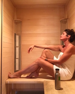 Cindy Crawford feet photo thumbnail