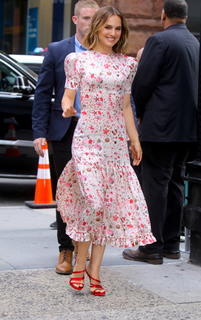 Natalie Portman feet photo thumbnail