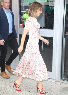 Natalie Portman feet photo thumbnail