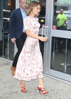 Natalie Portman feet photo thumbnail