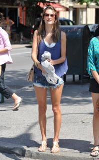 Alessandra Ambrosio feet photo thumbnail