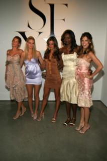 Alessandra Ambrosio feet photo thumbnail