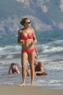 Ilary Blasi feet photo thumbnail