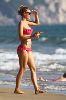 Ilary Blasi feet photo thumbnail