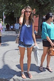 Alessandra Ambrosio feet photo thumbnail