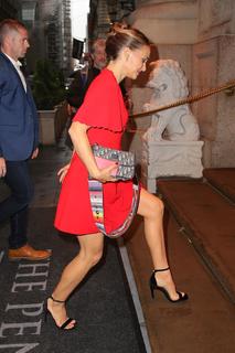 Natalie Portman feet photo thumbnail