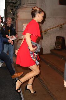 Natalie Portman feet photo thumbnail