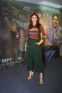 Anushka Sharma feet photo thumbnail