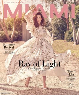 Anne Hathaway feet photo thumbnail