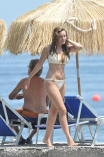 Kelly Brook feet photo thumbnail