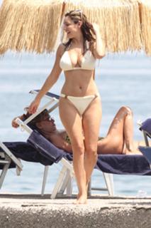 Kelly Brook feet photo thumbnail