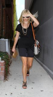 Reese Witherspoon feet photo thumbnail