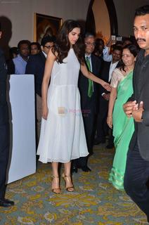Deepika Padukone feet photo thumbnail