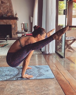 Isis Valverde feet photo thumbnail