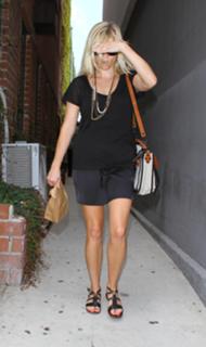 Reese Witherspoon feet photo thumbnail