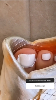 Lola Weippert feet photo thumbnail