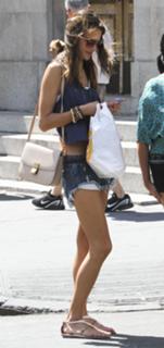 Alessandra Ambrosio feet photo thumbnail