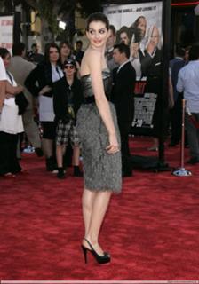 Anne Hathaway feet photo thumbnail