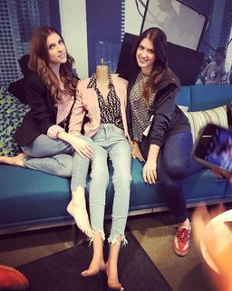 Anna Kendrick feet photo thumbnail