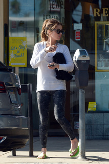 Kate Beckinsale feet photo thumbnail