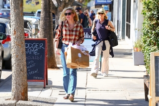Kirsten Dunst feet photo thumbnail