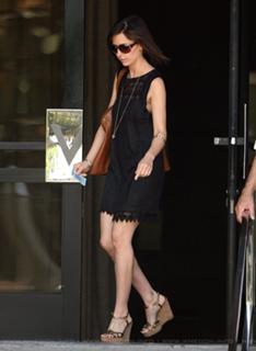 Sarah Michelle Gellar feet photo thumbnail