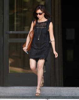 Sarah Michelle Gellar feet photo thumbnail
