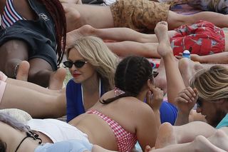 Kylie Minogue feet photo thumbnail
