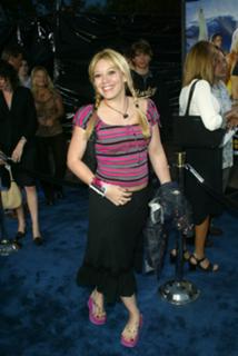 Hilary Duff feet photo thumbnail