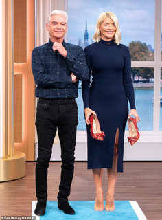 Holly Willoughby feet photo thumbnail