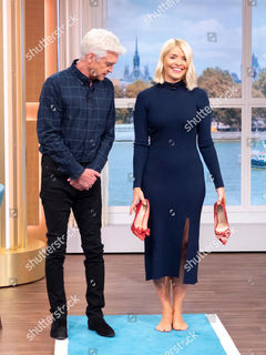 Holly Willoughby feet photo thumbnail