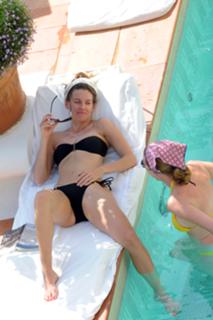 Hilary Swank feet photo thumbnail