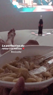 Iris Mittenaere feet photo thumbnail