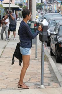 Halle Berry feet photo thumbnail
