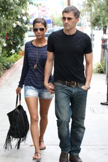Halle Berry feet photo thumbnail