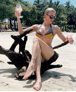 Katie Cassidy feet photo thumbnail