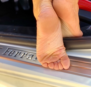 Kyle Unfug feet photo thumbnail