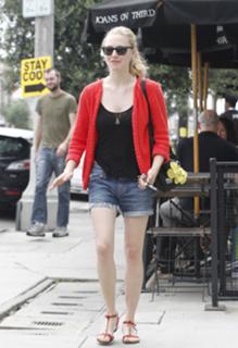 Amanda Seyfried feet photo thumbnail
