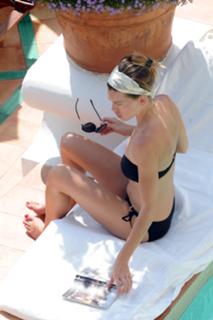 Hilary Swank feet photo thumbnail
