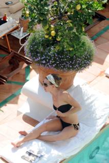 Hilary Swank feet photo thumbnail