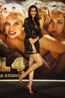 Pooja Hegde feet photo thumbnail