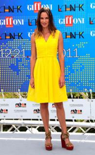 Hilary Swank feet photo thumbnail