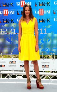 Hilary Swank feet photo thumbnail