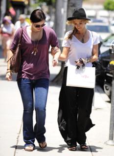 Delta Goodrem feet photo thumbnail