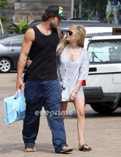 Avril Lavigne feet photo thumbnail
