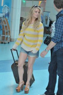 Jessica Simpson feet photo thumbnail