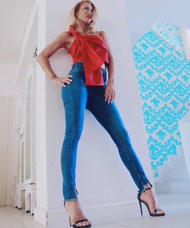 Nicole Neumann feet photo thumbnail