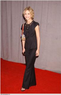 Sarah Michelle Gellar feet photo thumbnail