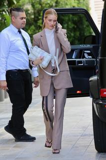 Rosie Huntington-Whiteley feet photo thumbnail