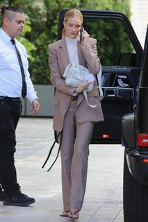 Rosie Huntington-Whiteley feet photo thumbnail